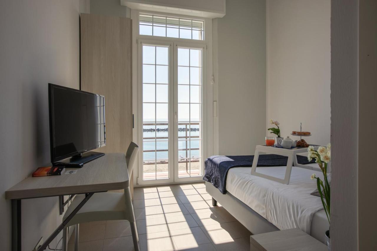 Hotel Casa F.A.C.I à Marina di Massa Extérieur photo