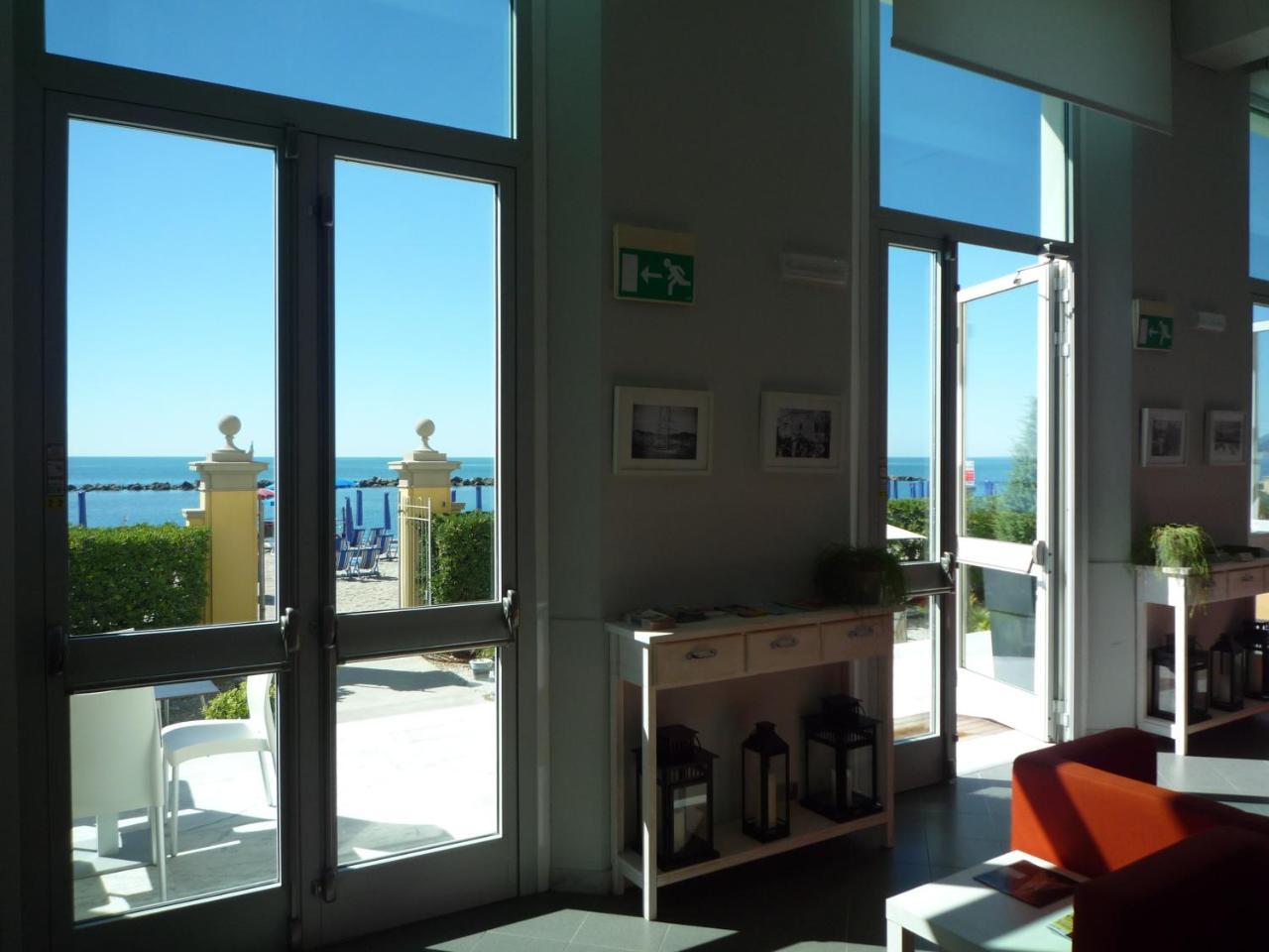 Hotel Casa F.A.C.I à Marina di Massa Extérieur photo
