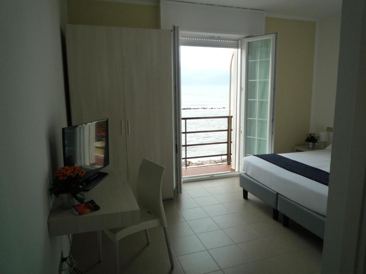 Hotel Casa F.A.C.I à Marina di Massa Extérieur photo