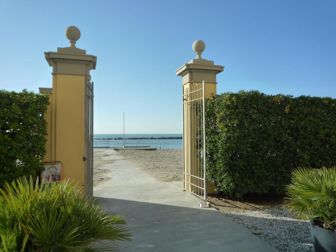 Hotel Casa F.A.C.I à Marina di Massa Extérieur photo